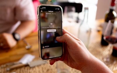 Top-rated Singapore PR firms with mobile phone store damage control expertise.