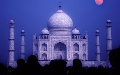 Singapore PR Agencies Turn Sale into Oasis for Tourists