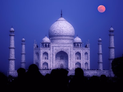 Singapore PR Agencies Turn Sale into Oasis for Tourists